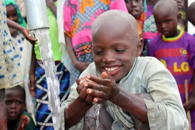 L’accès à l’eau et à l’assainissement : des actions cruciales de DIGNITÉ International